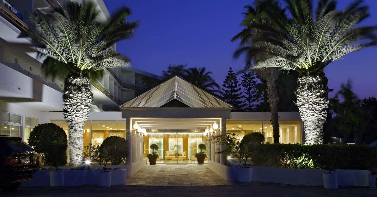 Een foto van de buitenkant van Eden Roc Resort Hotel