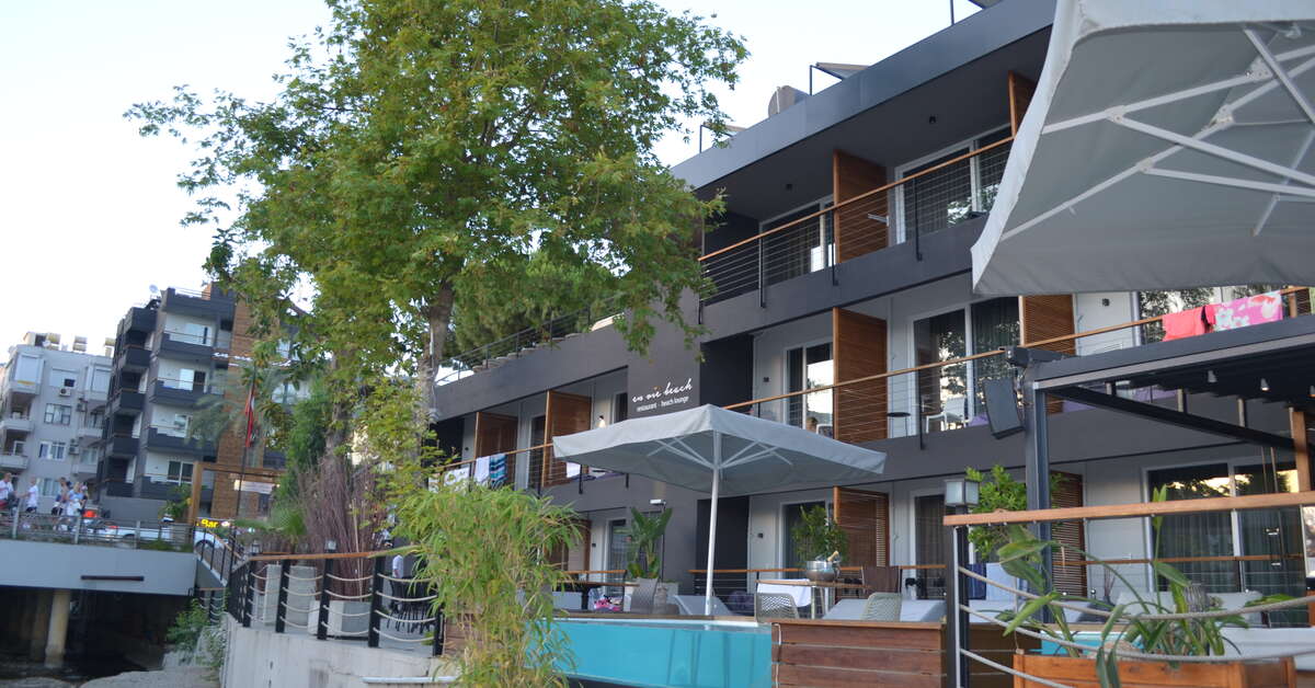 Een foto van de buitenkant van En Vie Beach Boutique Hotel