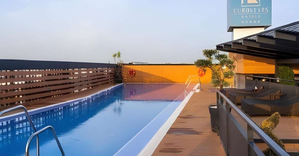 Een foto van het zwembad bij Eurostars Palace