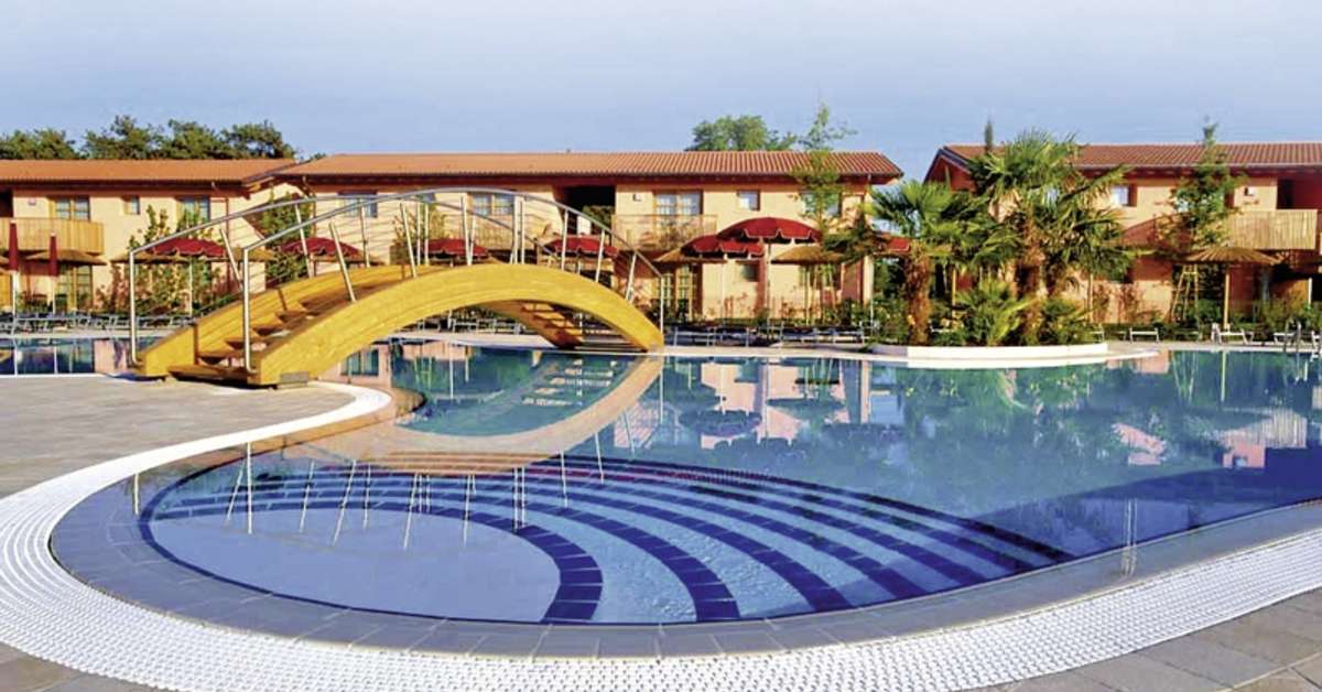 Een foto van het zwembad bij Green Village Resort