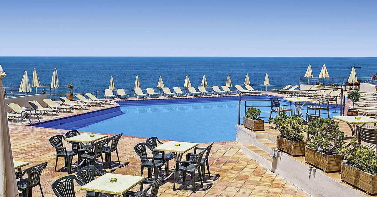 Ein Foto von der Terrasse im Scaleta Beach Hotel