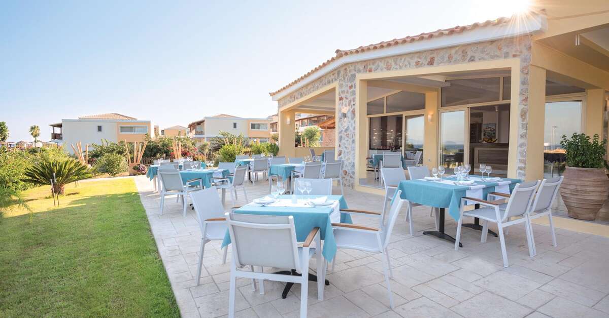 Een foto van het terras bij Grand Blue Beach Hotel