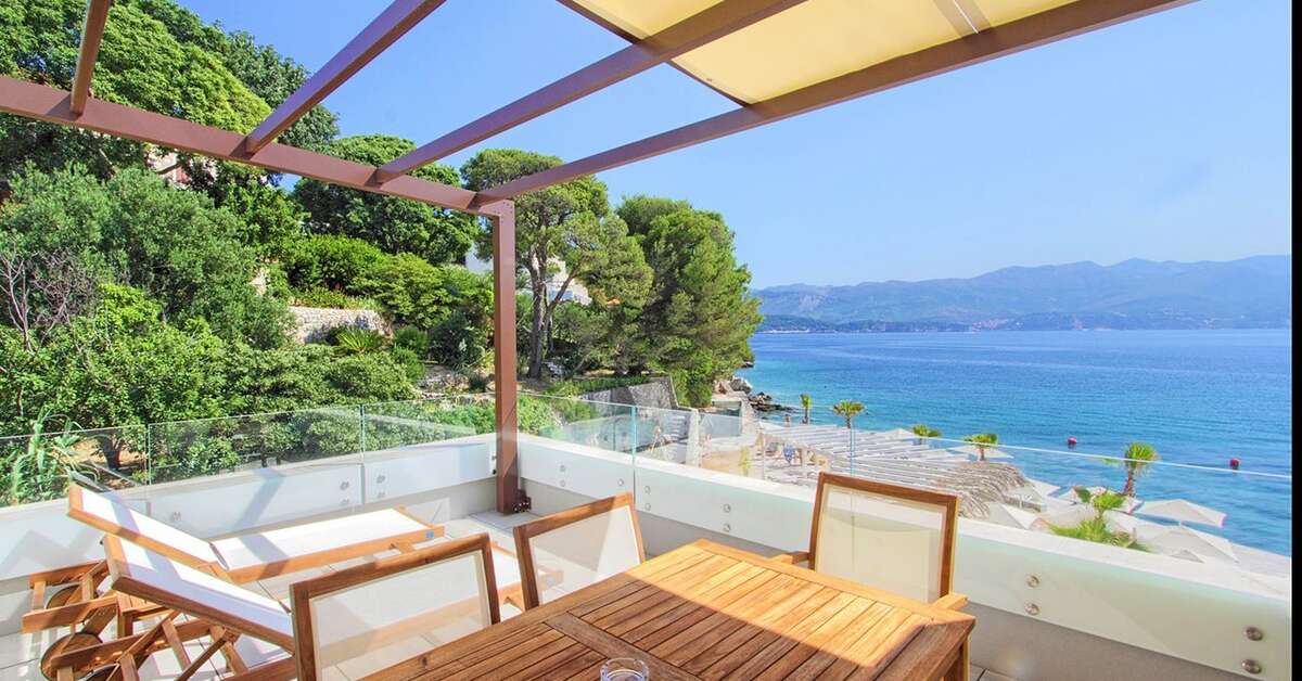 Een foto van het terras bij Kalamota Beach House