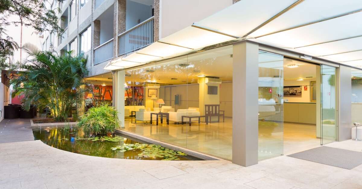 Een foto van de buitenkant van Colon Rambla Hotel