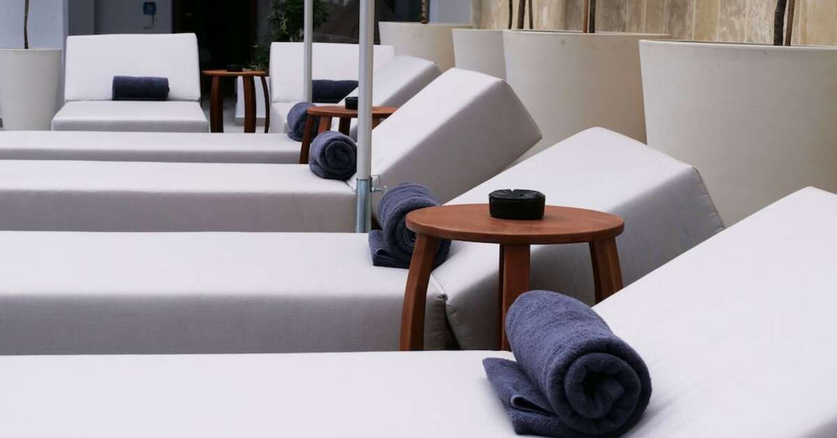 Een foto van het terras bij Ikonos Seafront Luxury Suites