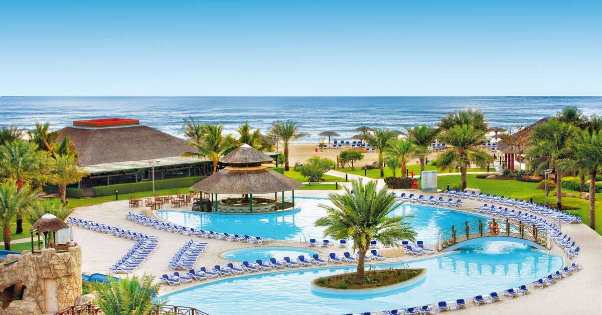 Een foto van het zwembad bij Fujairah Rotana Resort & Spa