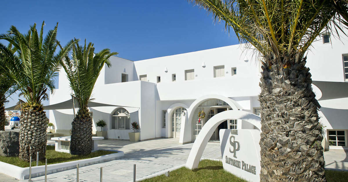 Een foto van een overzicht van Santorini Palace Hotel