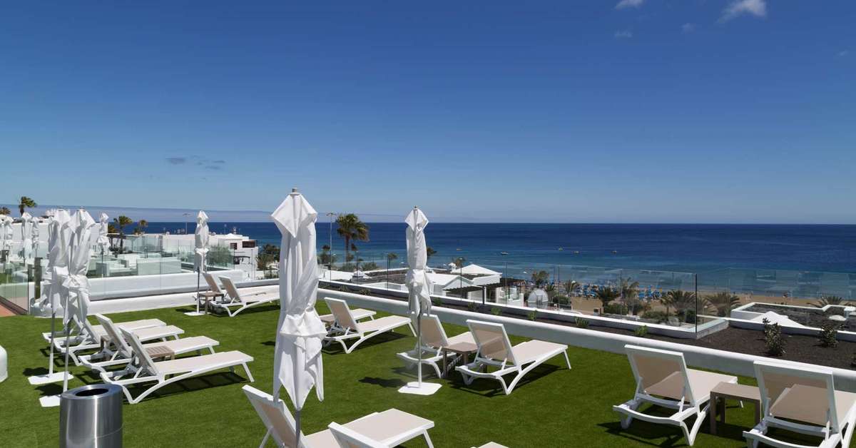 Een foto van het terras bij R2 Bahia Kontiki Beach
