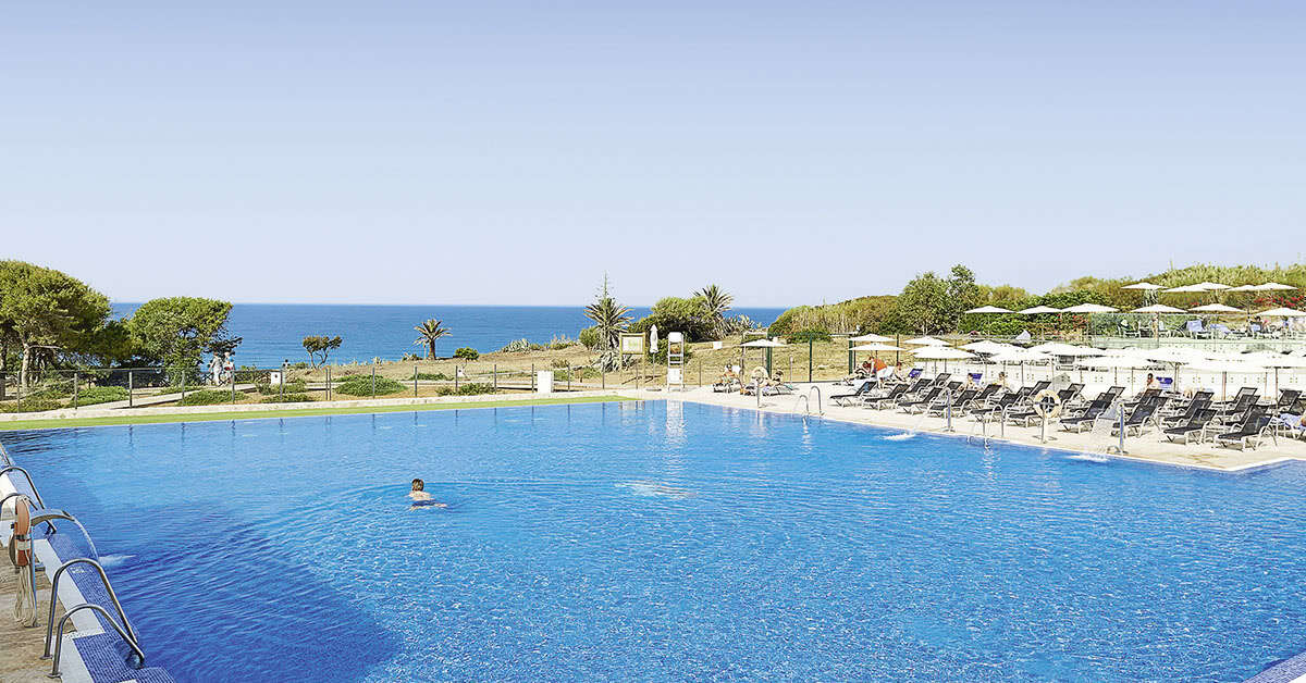 Een foto van het zwembad bij Hipotels Gran Conil & Spa