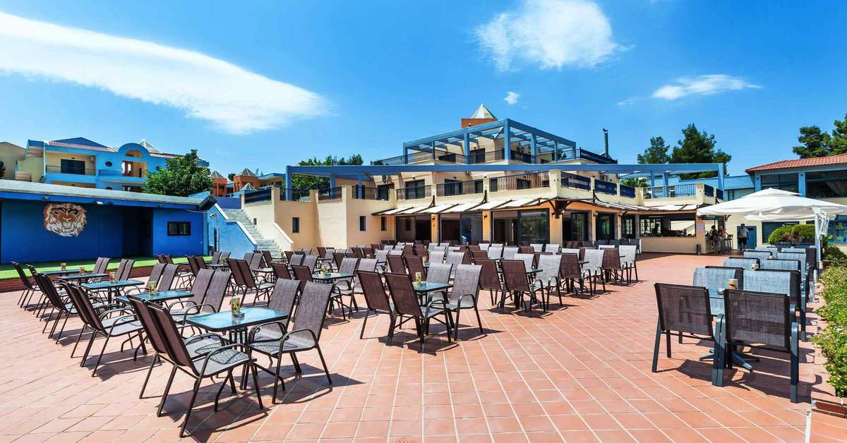 Een foto van het terras bij Hotel Atrium