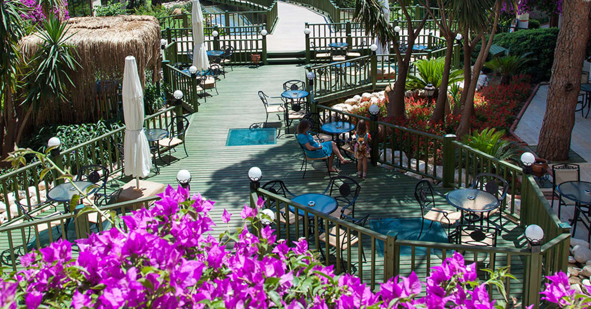 Een foto van het terras bij Bellis Deluxe Hotel