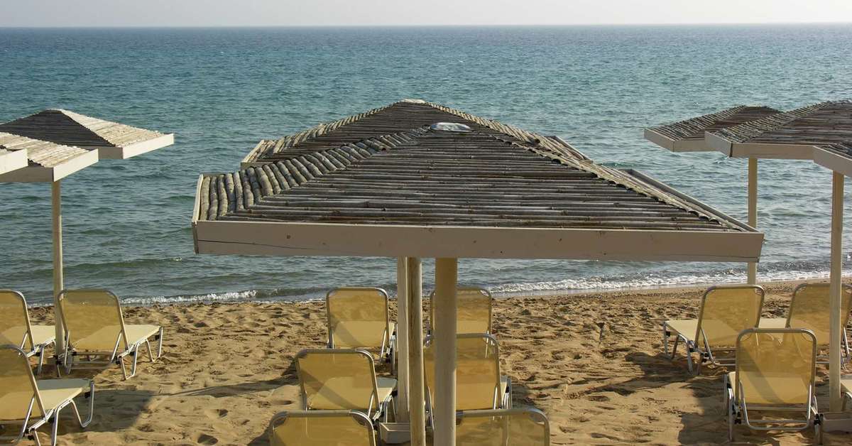 Een foto van het strand bij The Bay Hotel & Suites