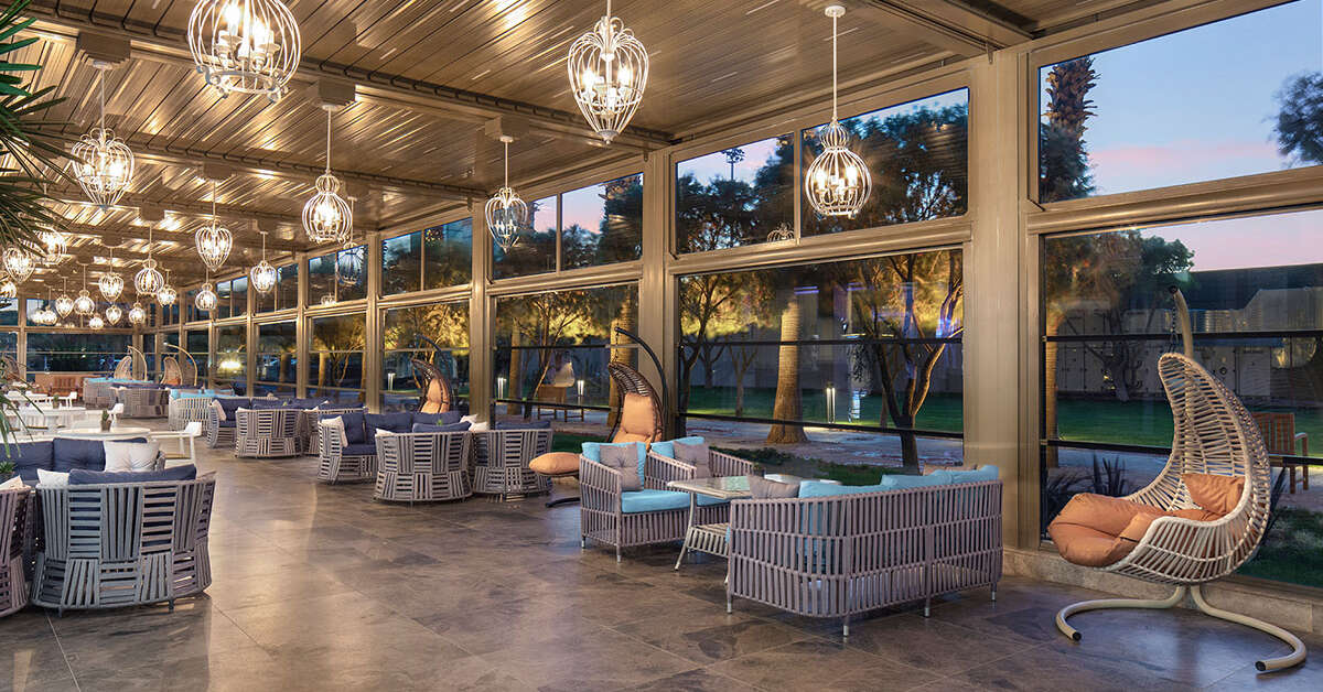 Een foto van het terras bij Nirvana Cosmopolitan