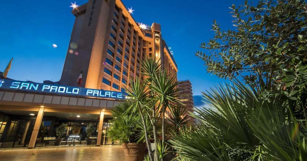 Een foto van de buitenkant van San Paolo Palace Hotel