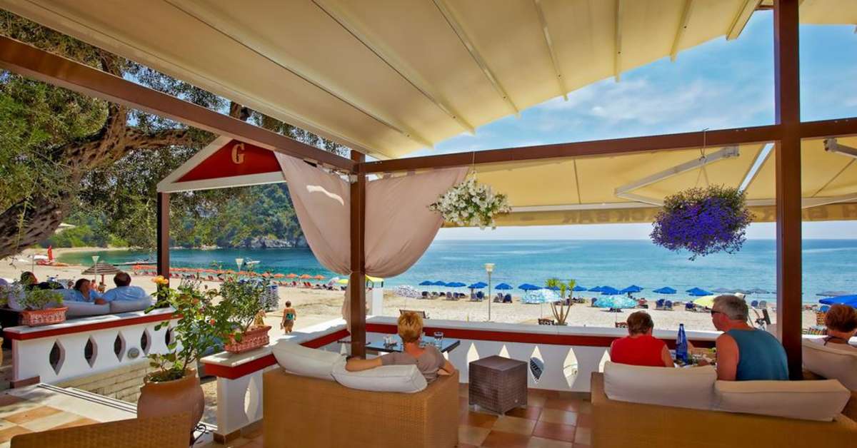 Een foto van het terras bij Hotel Valtos Beach