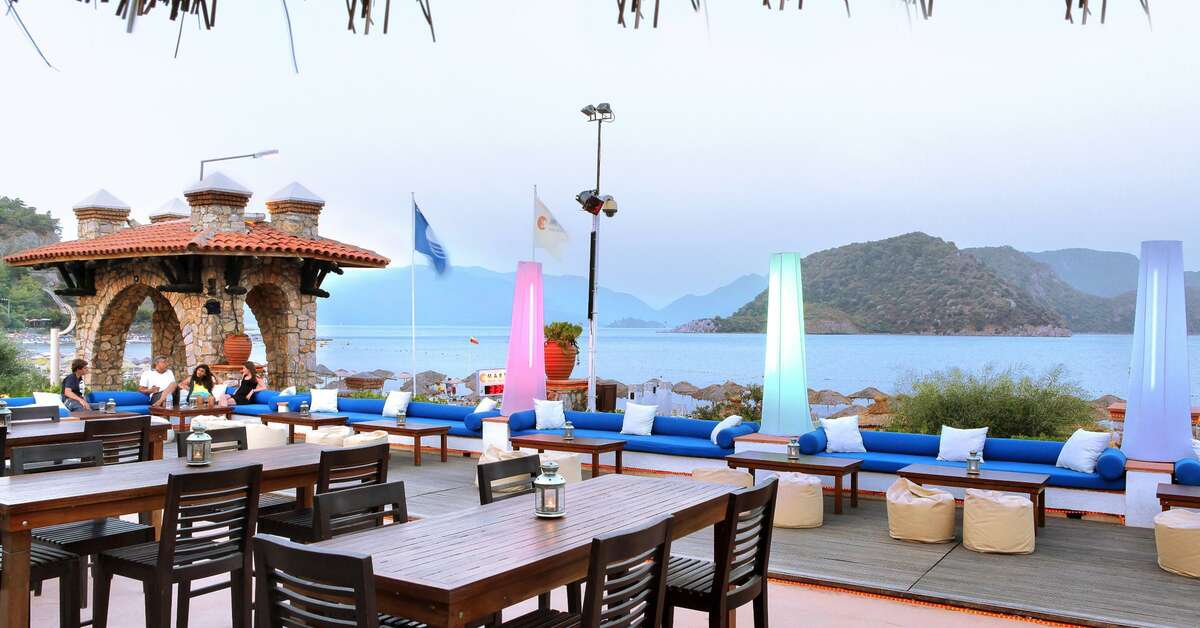 Een foto van het terras bij Marti Resort