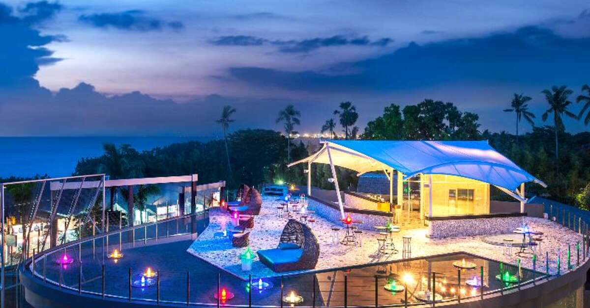 Een foto van het terras bij Le Meridien Bali Jimbaran