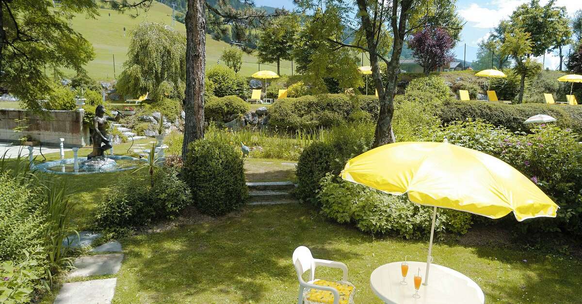 Een foto van het terras bij Hotel Bauer