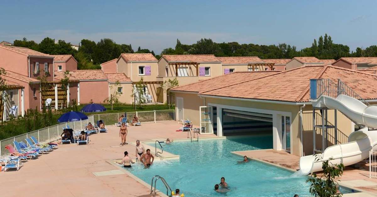 Een foto van het zwembad bij Odalys Le Mas des Alpilles
