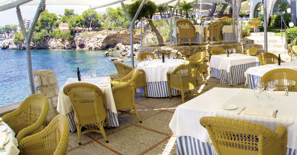 Een foto van het terras bij Hotel Bendinat