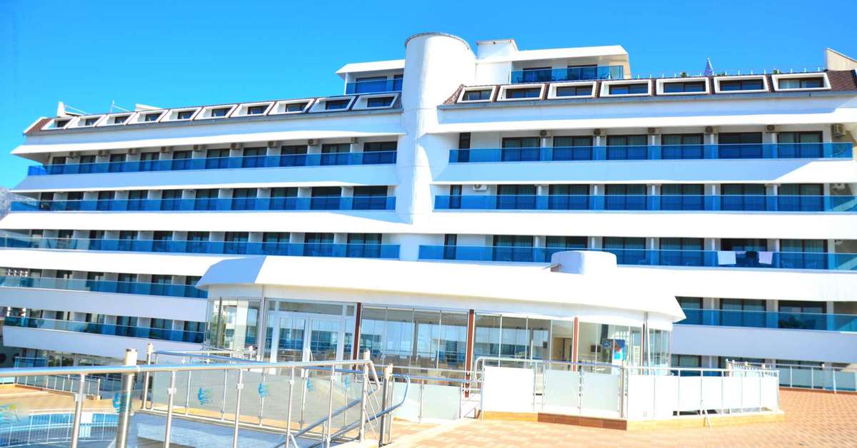 Een foto van de buitenkant van Hotel Drita