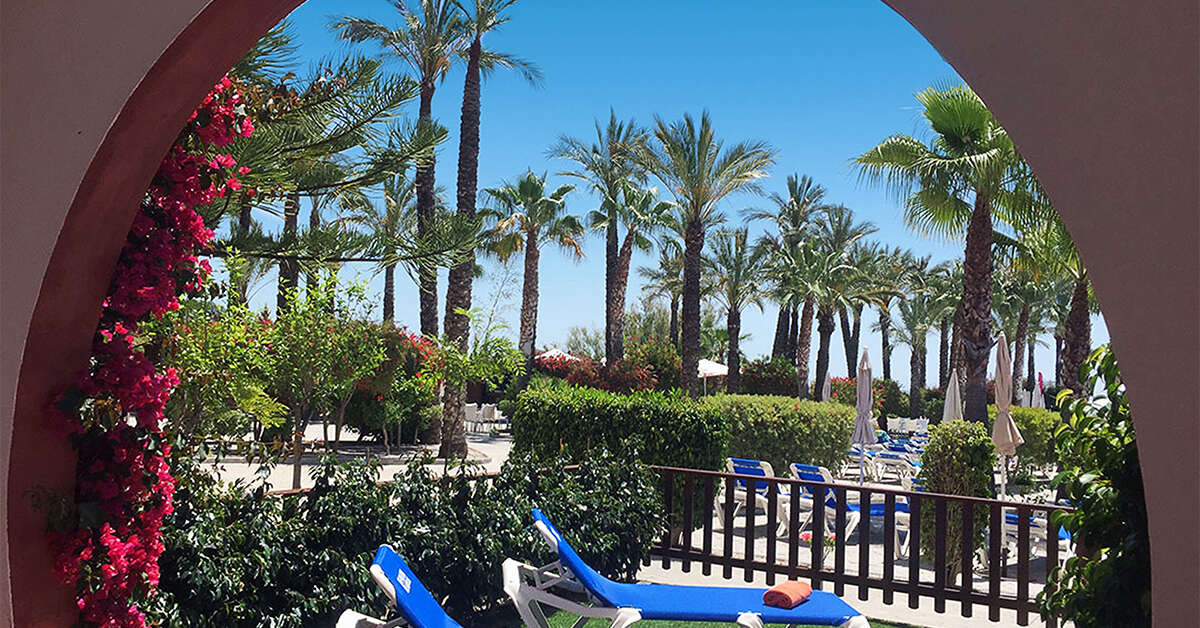 Een foto van het terras bij Playacalida Hotel