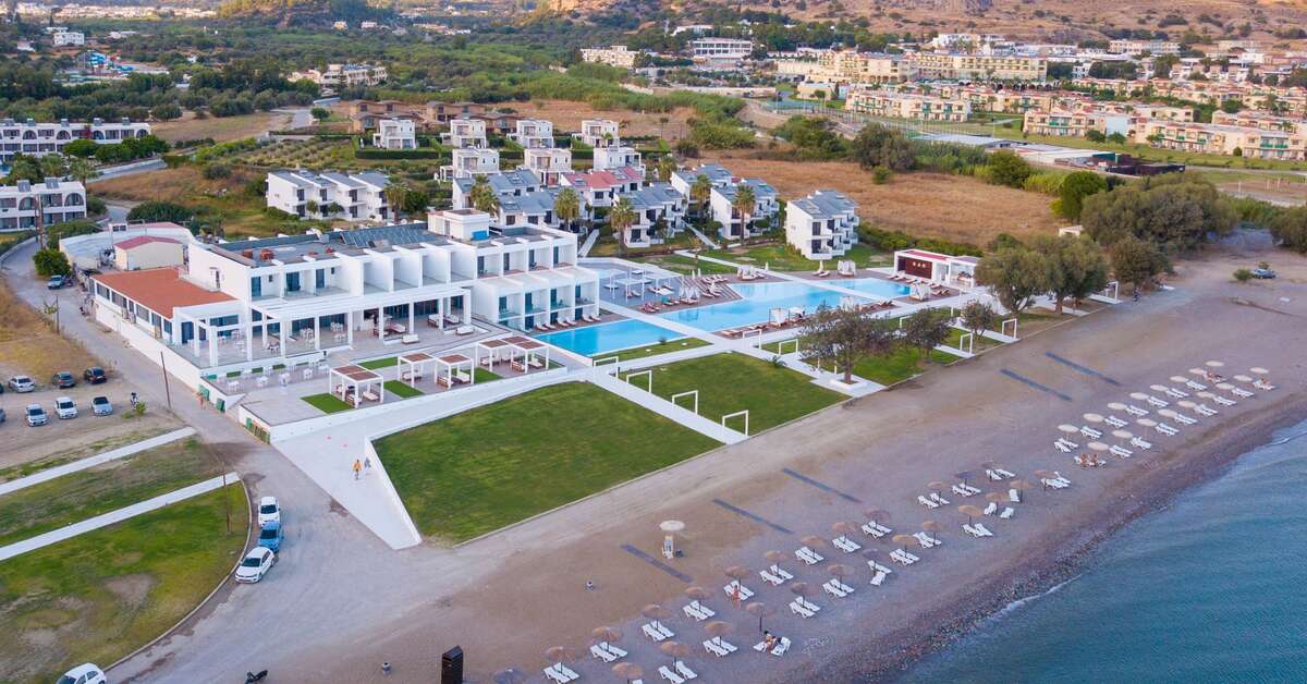 Een foto van de buitenkant van Kamari Plus Hotel