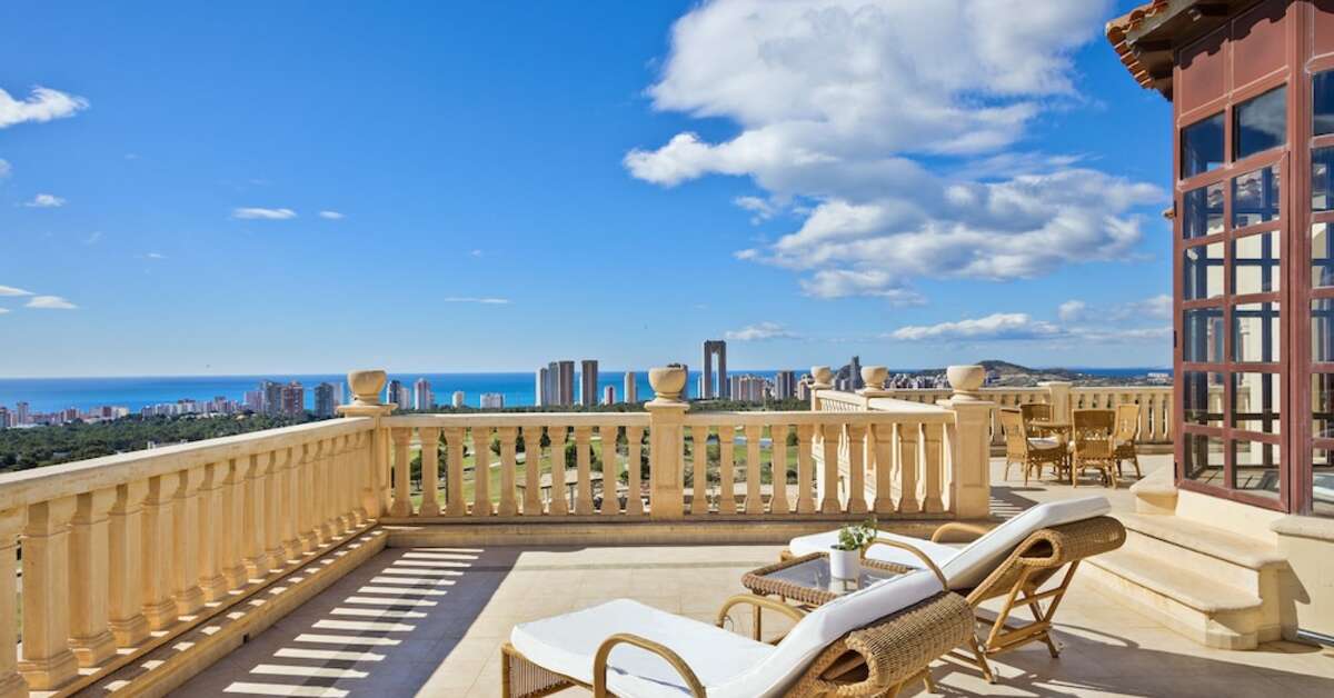 Een foto van het terras bij Melia Villaitana