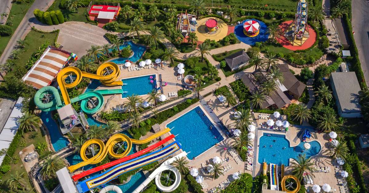 Een foto van het zwembad bij Royal Wings Hotel
