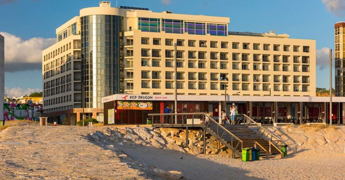 Een foto van de buitenkant van Tryp by Wyndham Lisboa Caparica Mar Hotel