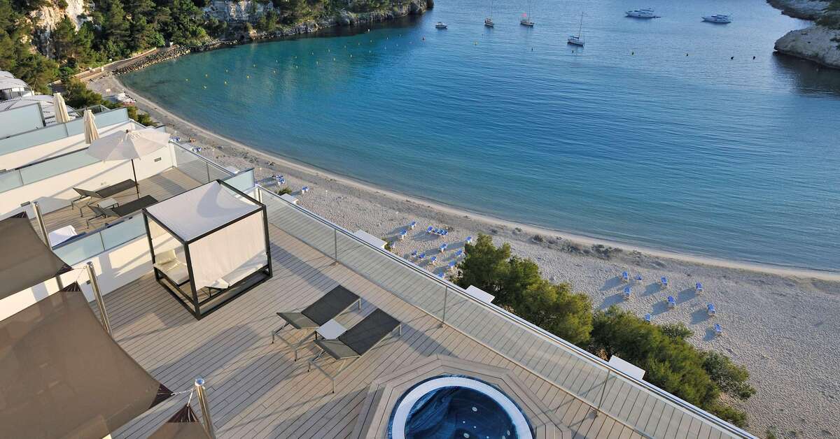 Een foto van het terras bij Melia Cala Galdana