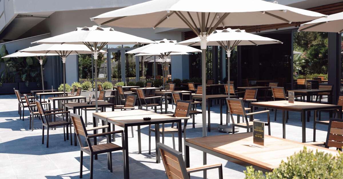 Een foto van het terras bij Miramare Beach Hotel