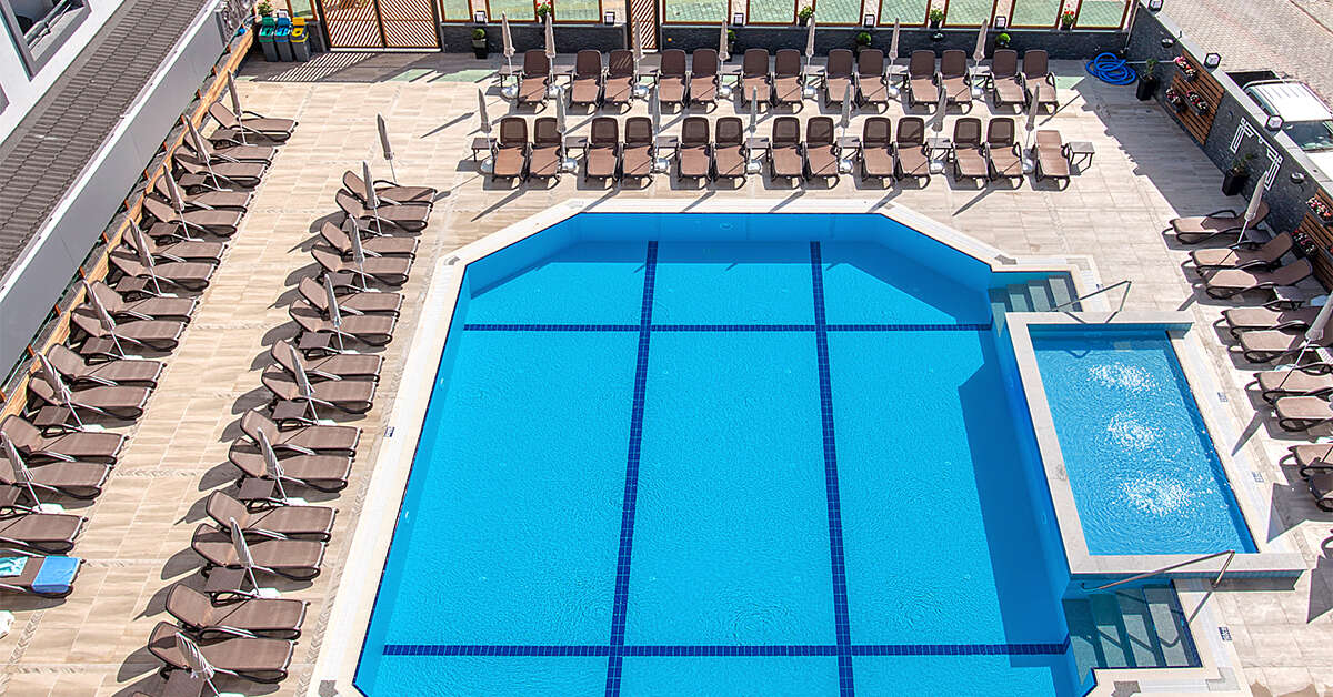 Ein Foto vom Pool im Hotel Riviera Zen