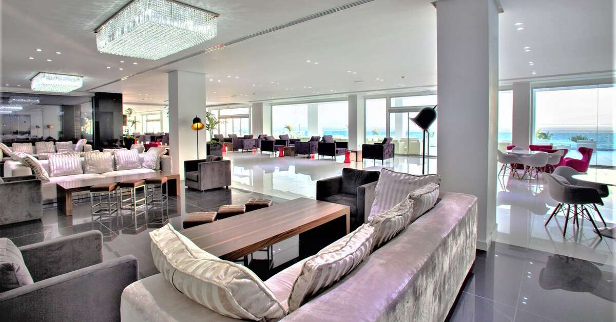Een foto van het interieur van The King Evelthon Beach Hotel & Resort