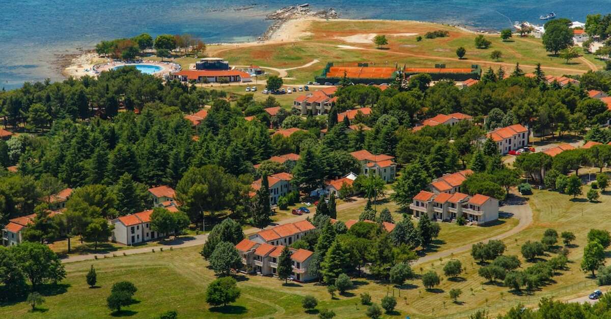 Een foto van de buitenkant van Appartementen Polynesia Plava Laguna