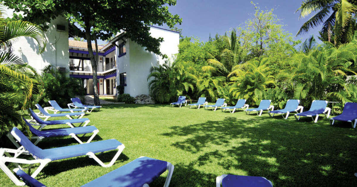 Een foto van het terras bij Nina Hotel & Beach Club