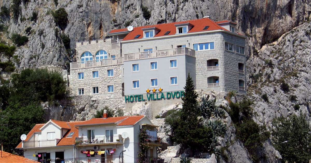 Een foto van de buitenkant van Hotel Villa Dvor