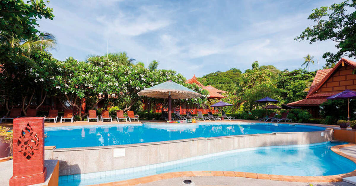 Ein Foto vom Strand beim P.P. Erawan Palms Resort