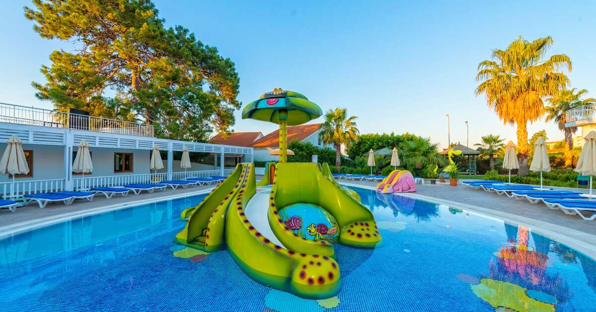 Een foto van het zwembad bij Serenis Hotel