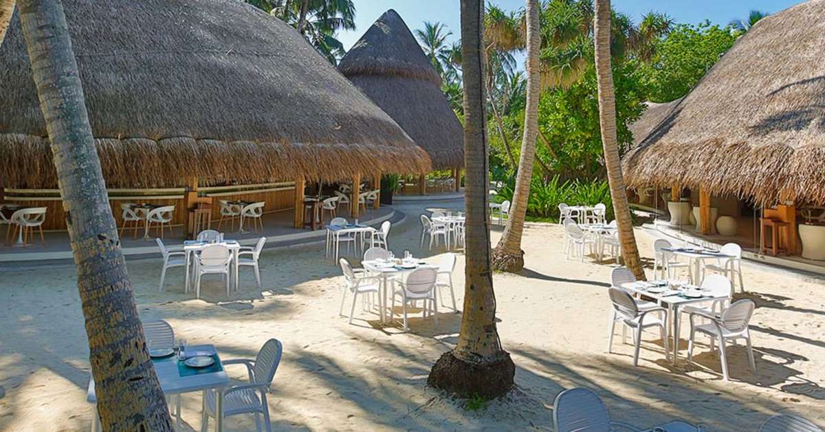 Een foto van het terras bij Kuramathi Island Resort