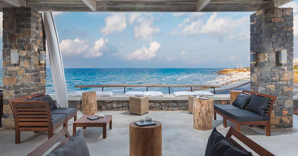 Een foto van het terras bij The Island Hotel