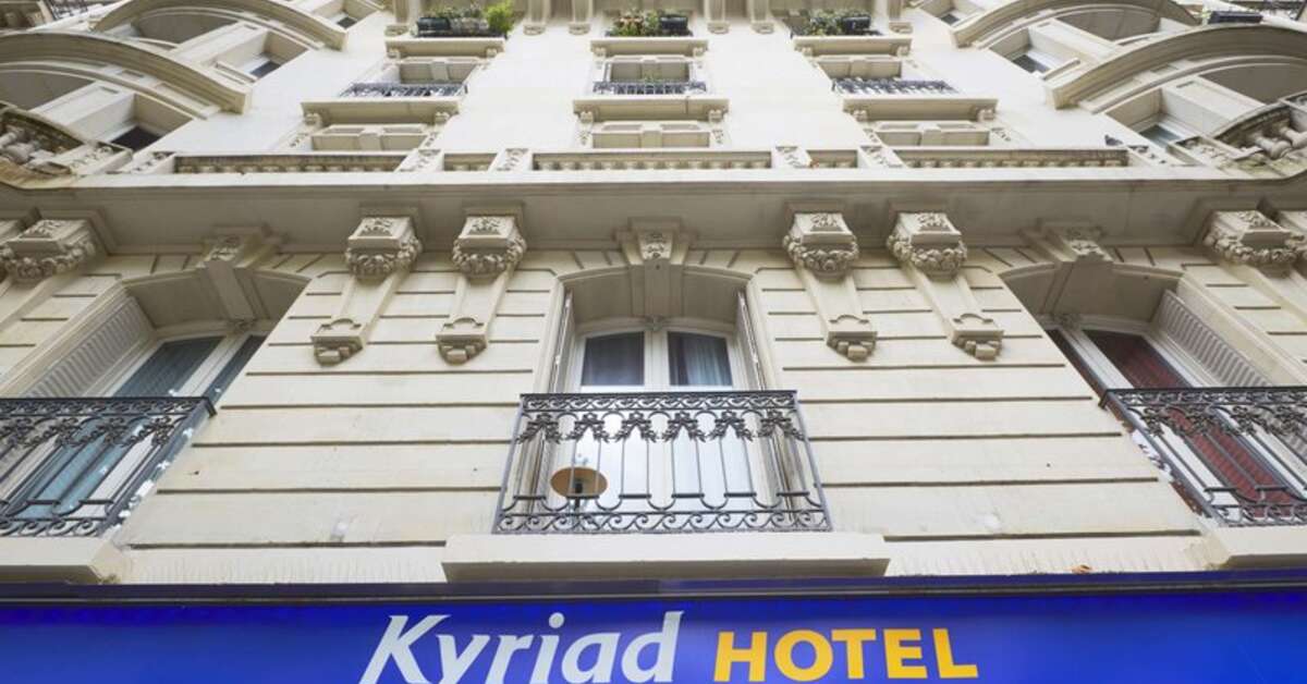 Een foto van de buitenkant van Hotel Kyriad Paris Montmartre