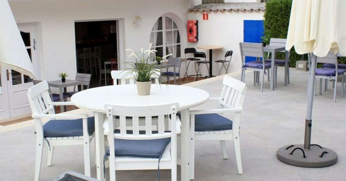 Een foto van het terras bij Hotel La Concha Soul