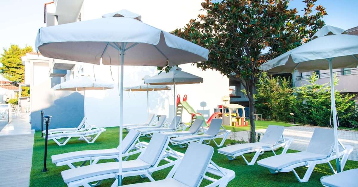 Een foto van het terras bij Acrotel Lily Ann Village