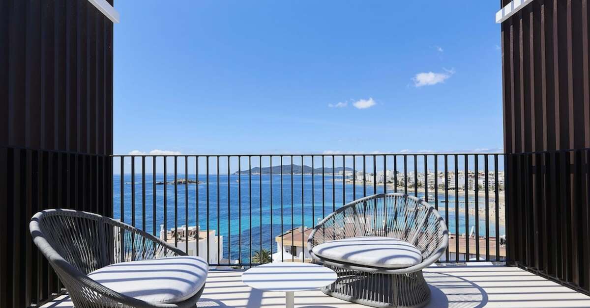 Een foto van het terras bij Eurostars Ibiza