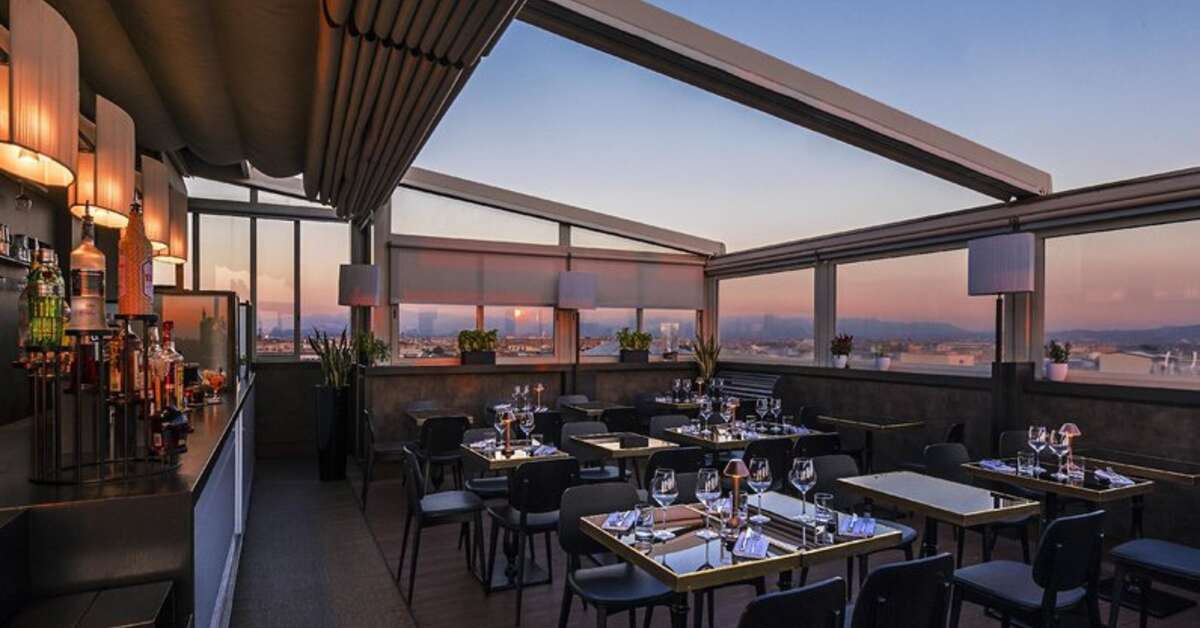Een foto van het terras bij The Independent Hotel