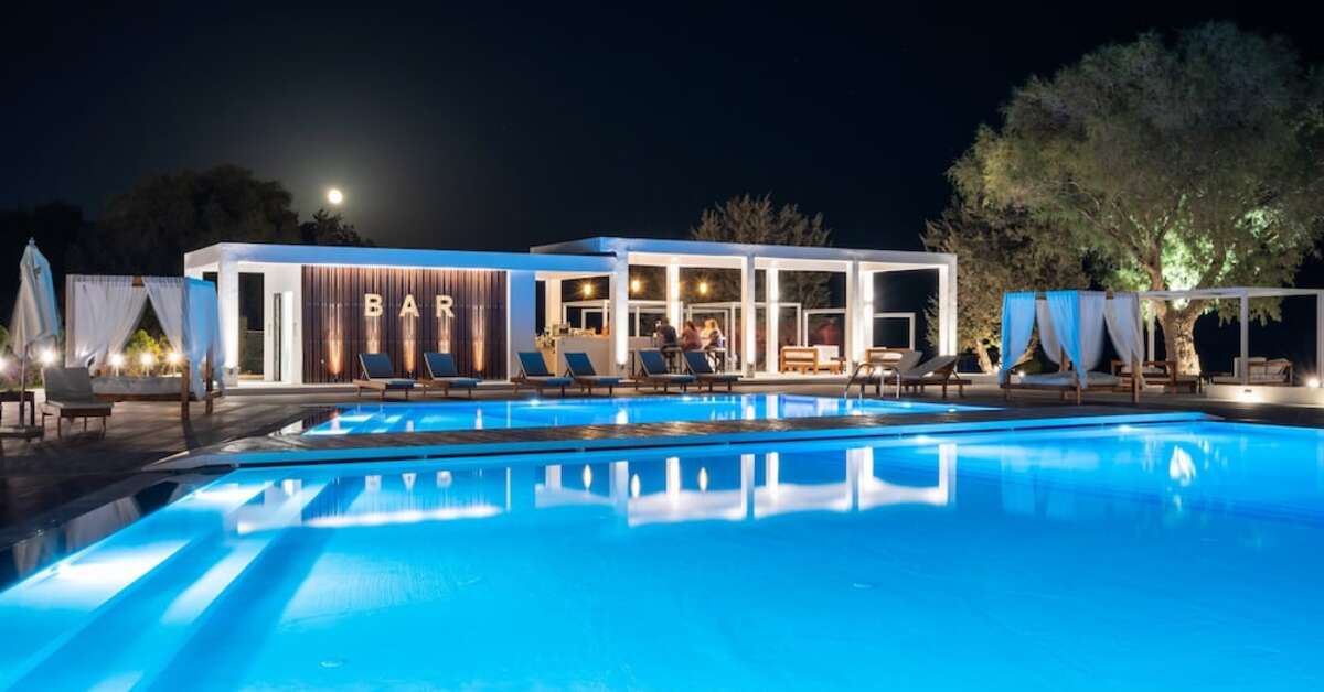 Een foto van het zwembad bij Kamari Plus Hotel