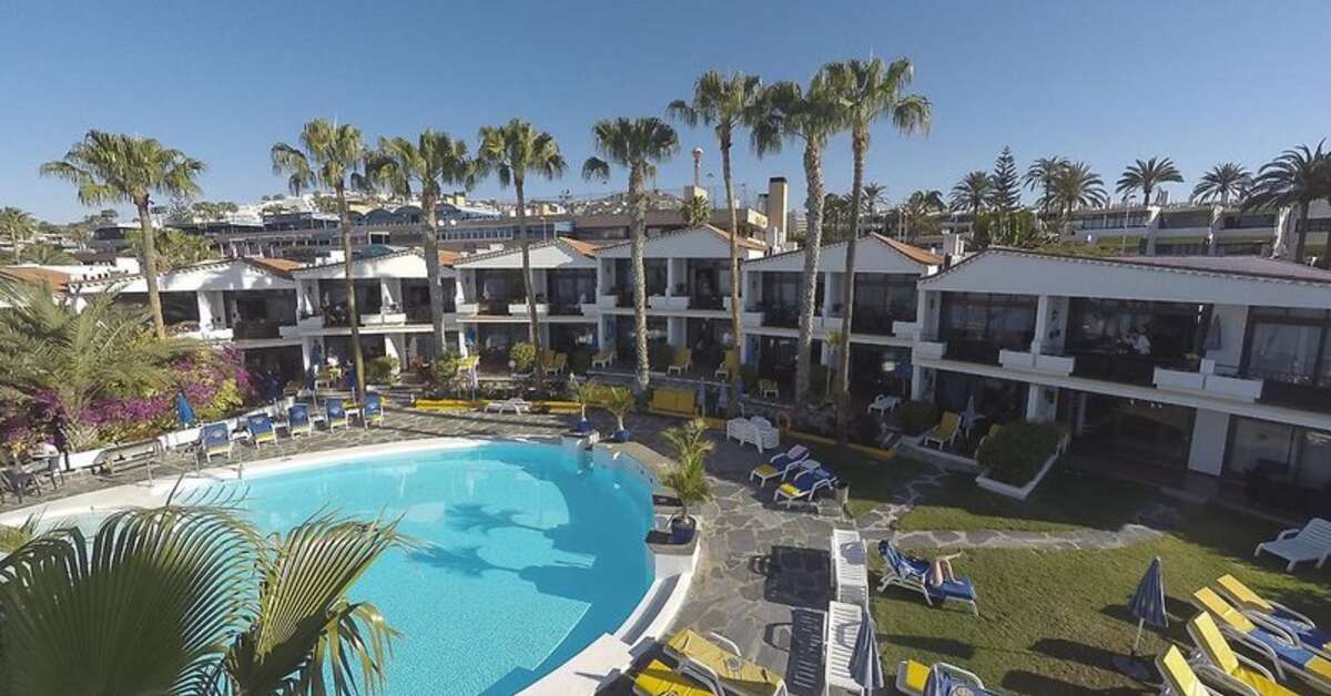 Een foto van het zwembad bij Sunsuites Carolina