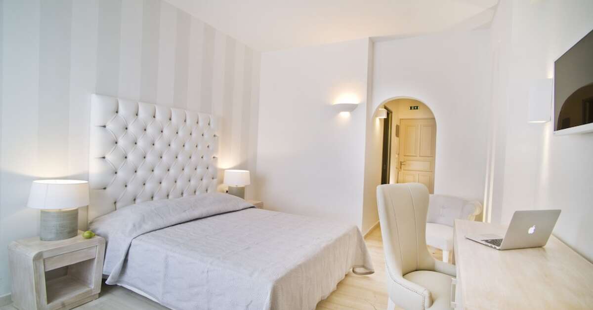 Een foto van het zwembad bij Santorini Palace Hotel