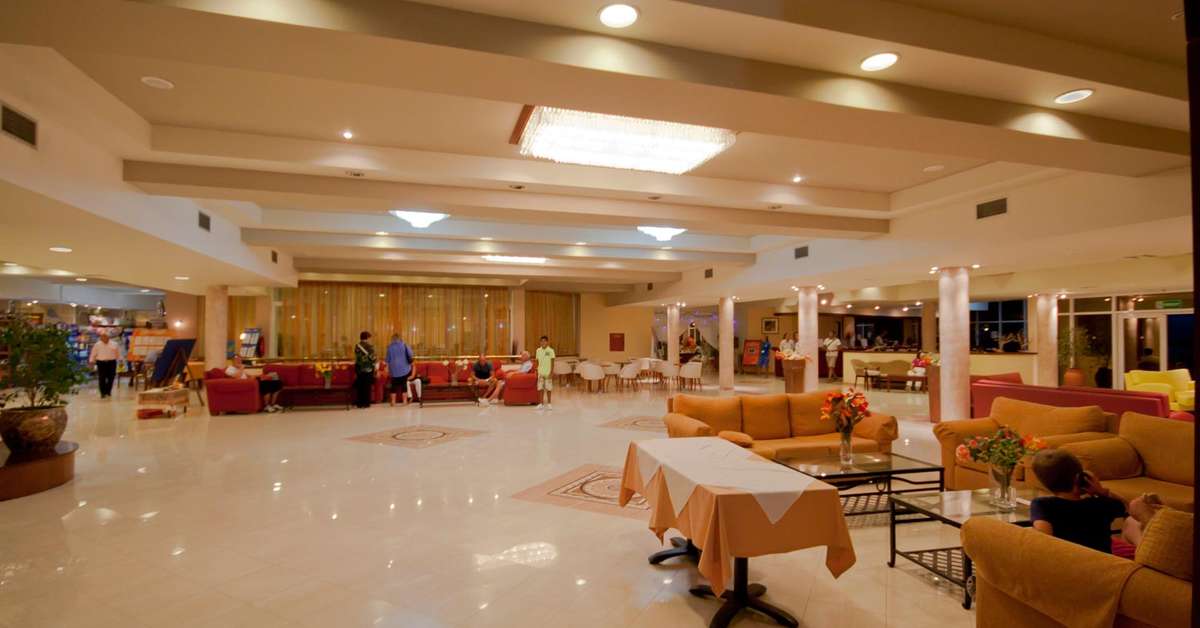 Een foto van het interieur van Sovereign Beach Hotel